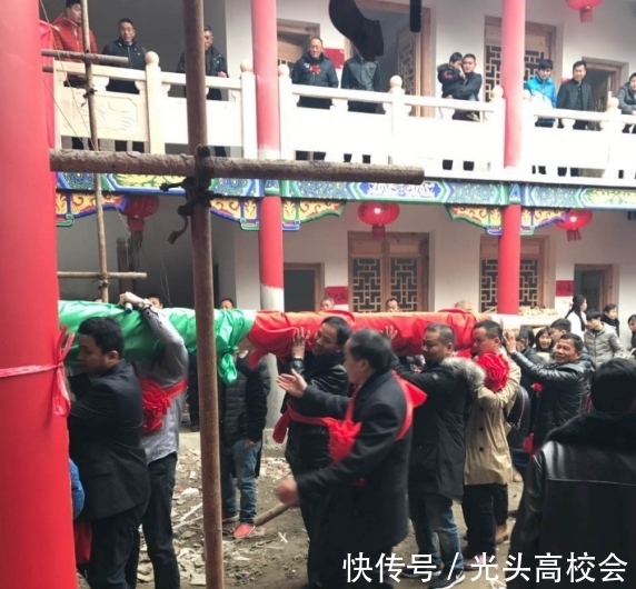 金华一新房上梁仪式现场出现奇特一幕，众人举渔网等候：接红包雨