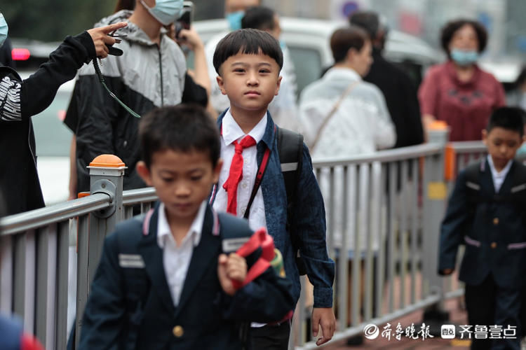 入校|济南文东小学：先测温再入校 安全迎接新学期