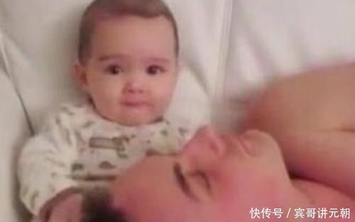 爸爸|爸爸的呼噜声太大声，吵得宝宝睡不着后，宝宝一个动作可爱极了