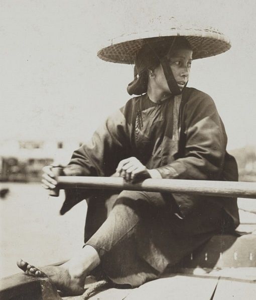 富家|一组清末老照片：小脚富家女着华丽汉服，新婚夫妻个个面如死灰