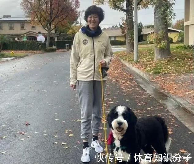 女排|郎平近照流出,回归美国庆祝大寿,与女儿亲密合影,无缘重返女排