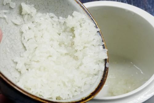 窍门|煮米饭，不要直接加水下锅，牢记2窍门，大米香喷喷的，软糯清甜