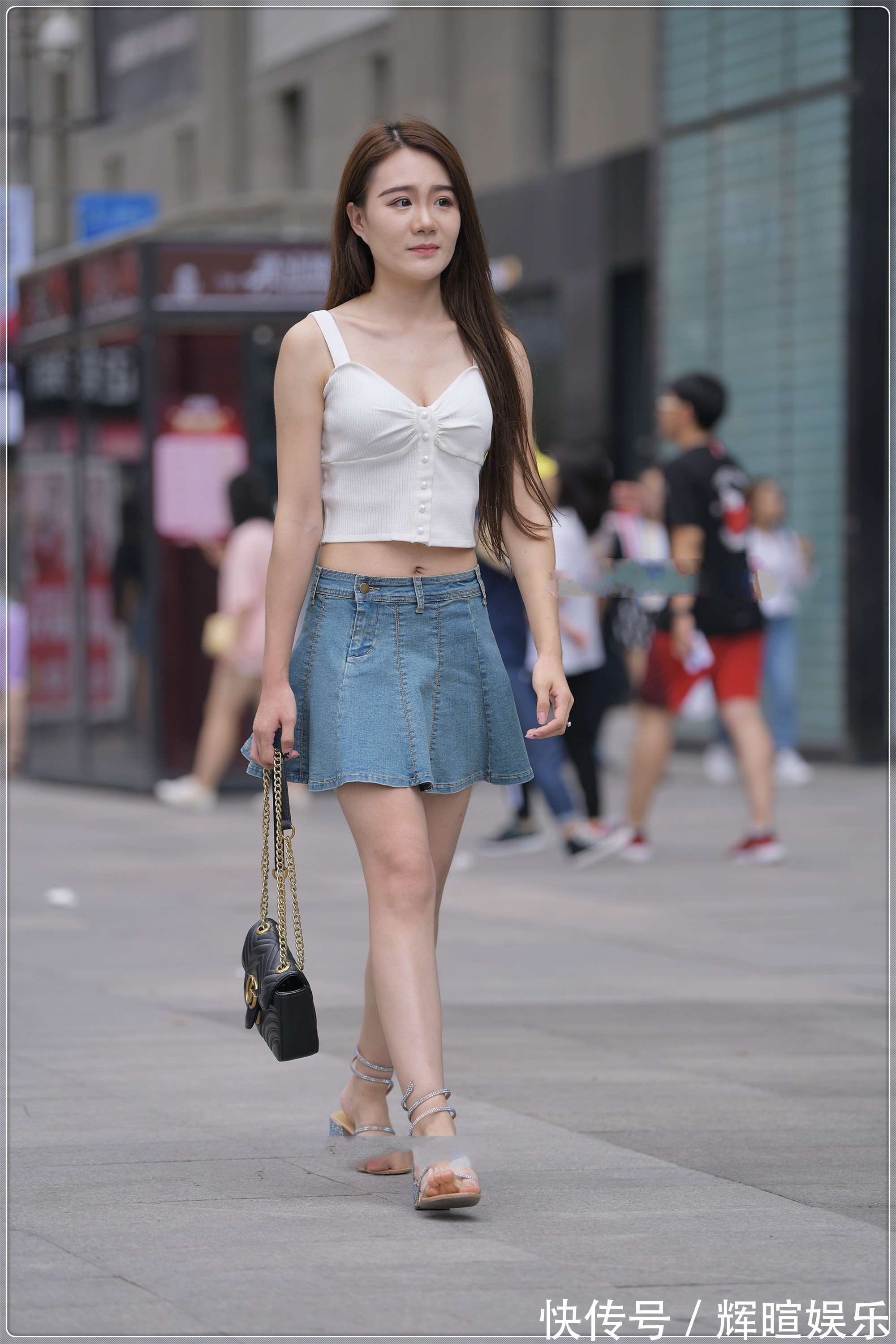 姑娘 针织吊带搭配牛仔短裙,甜美可爱,淑女范十足