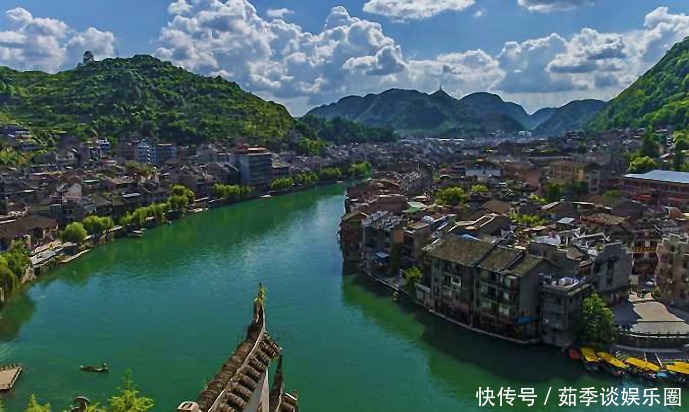 来镇远古镇,可以参观独特的吊脚楼群,也可以沿街逛特色工艺品店