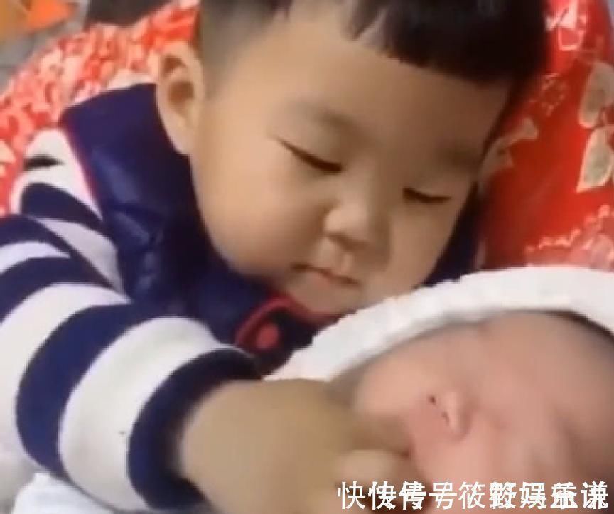 动画片|听见弟弟大闹,4岁宝宝做出的反应,网友:智商高
