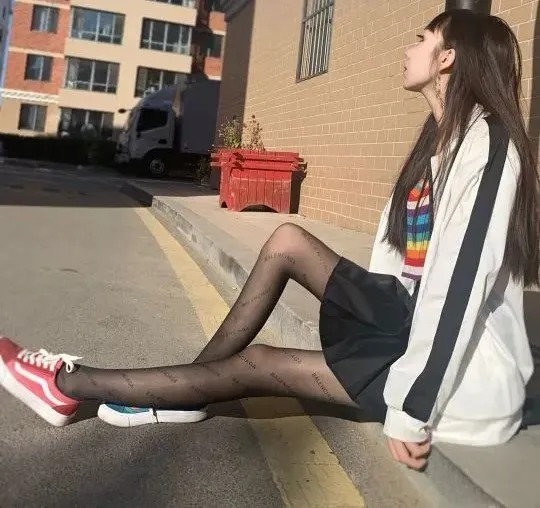 好看|时尚女生搭配:黑色秋冬百褶裙怎么搭?穿丝袜好看吗