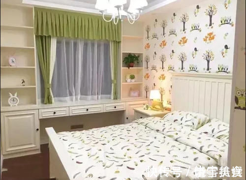 美观|卧室别再靠床头装书桌了,换个位置省空间又美观,早知我也这么装