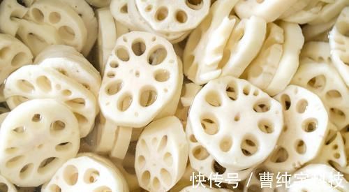 洗莲藕,别只会用清水,多加这两样,孔里的泥轻松去除,太实用了