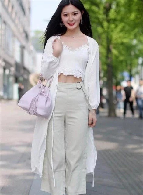 街拍:长发飘飘的美女,一身素色的穿搭,尽显温婉女神的气息