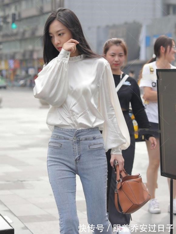 高腰 卷土重来的喇叭裤,配白色绸缎面衬衫,洋气好看又显恬静的美!