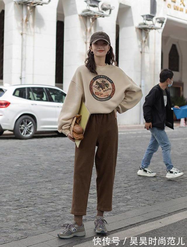 穿搭方式 春天来了,卫衣+裙子的简单穿搭示范,大方舒适又显气质
