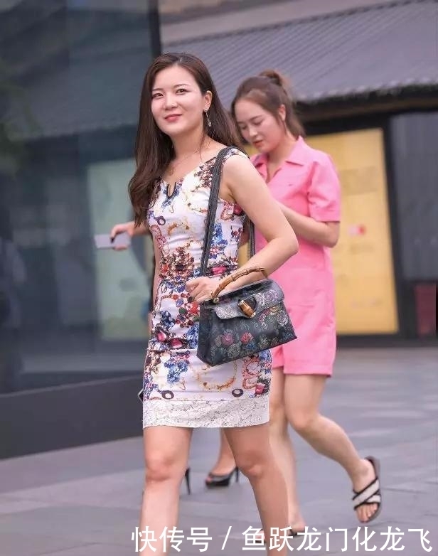 优雅与舒适的结合，修身短裙就是这样的实用性