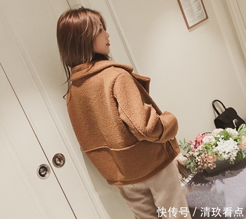 建议大家!穿羊羔毛不要配阔腿裤,土!今冬流行这么穿,超减龄