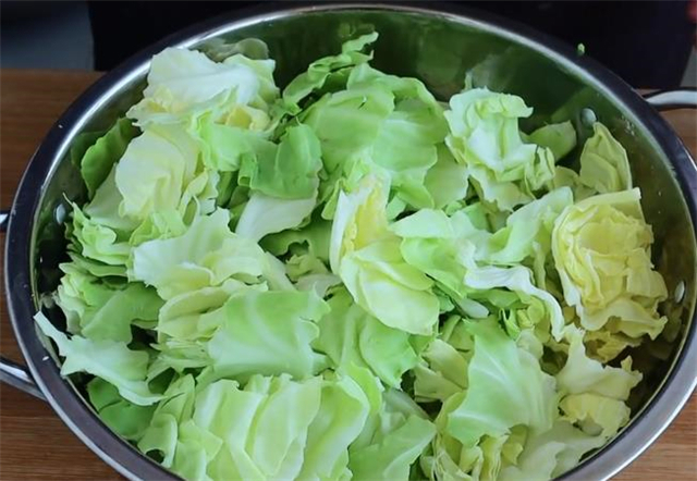 红辣椒|这才是手撕包菜的正确做法,清脆爽口好吃有诀窍,看一遍就能学会