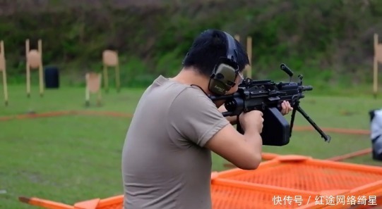 m16a4|论突击步枪的全自动模式是否合理？和三连发步枪相比有什么优点？