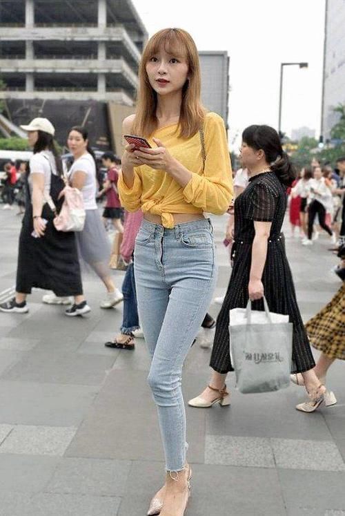 时尚穿搭|时尚穿搭紧身牛仔裤，穿得春意盎然， 非常吸睛