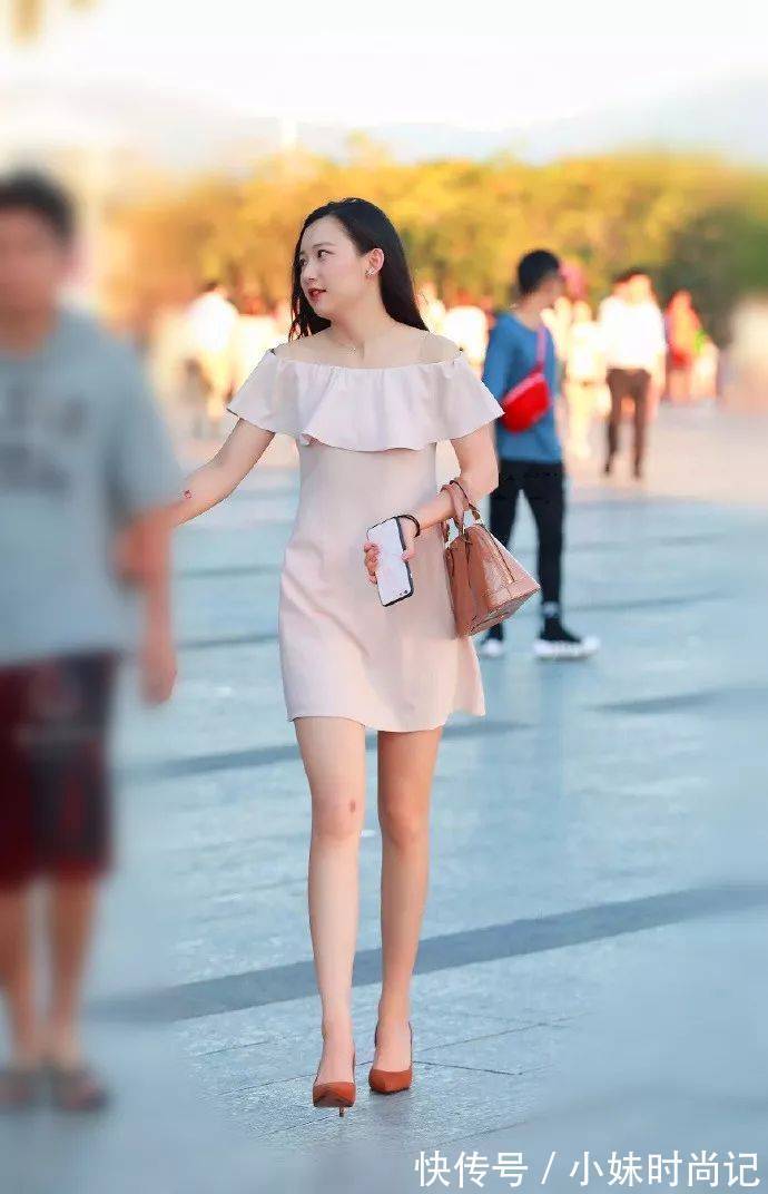 高跟鞋|街拍:小姐姐脚上穿上一双酒红色的高跟鞋,看着轻熟又有气质