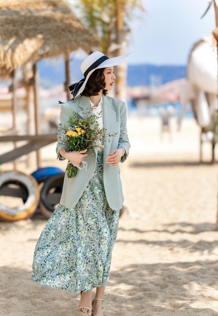 著名主持人周涛真会穿，一袭印花连衣裙清新浪漫，端庄知性