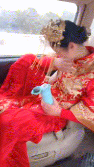 |搞笑GIF:姑娘你矜持点,你的演绎浮夸得让我害怕,哈哈哈