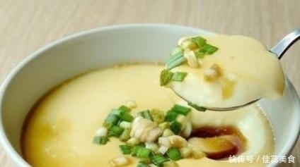 妙招|婆婆蒸鸡蛋羹有妙招：掌握2个小技巧，鸡蛋无气孔，嫩滑如布丁！