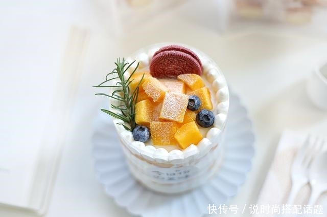 一款不用抹面的奶油蛋糕,非常适合新手学做,颜值和味道不输买的