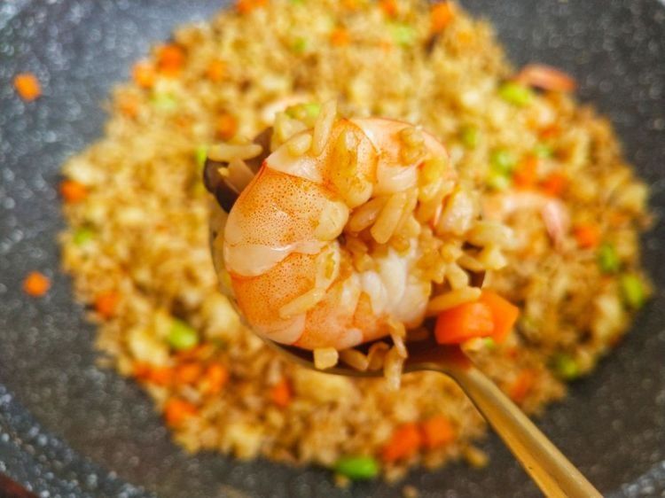 炒饭新做法,简单又美味,吃上就不愿意停下来