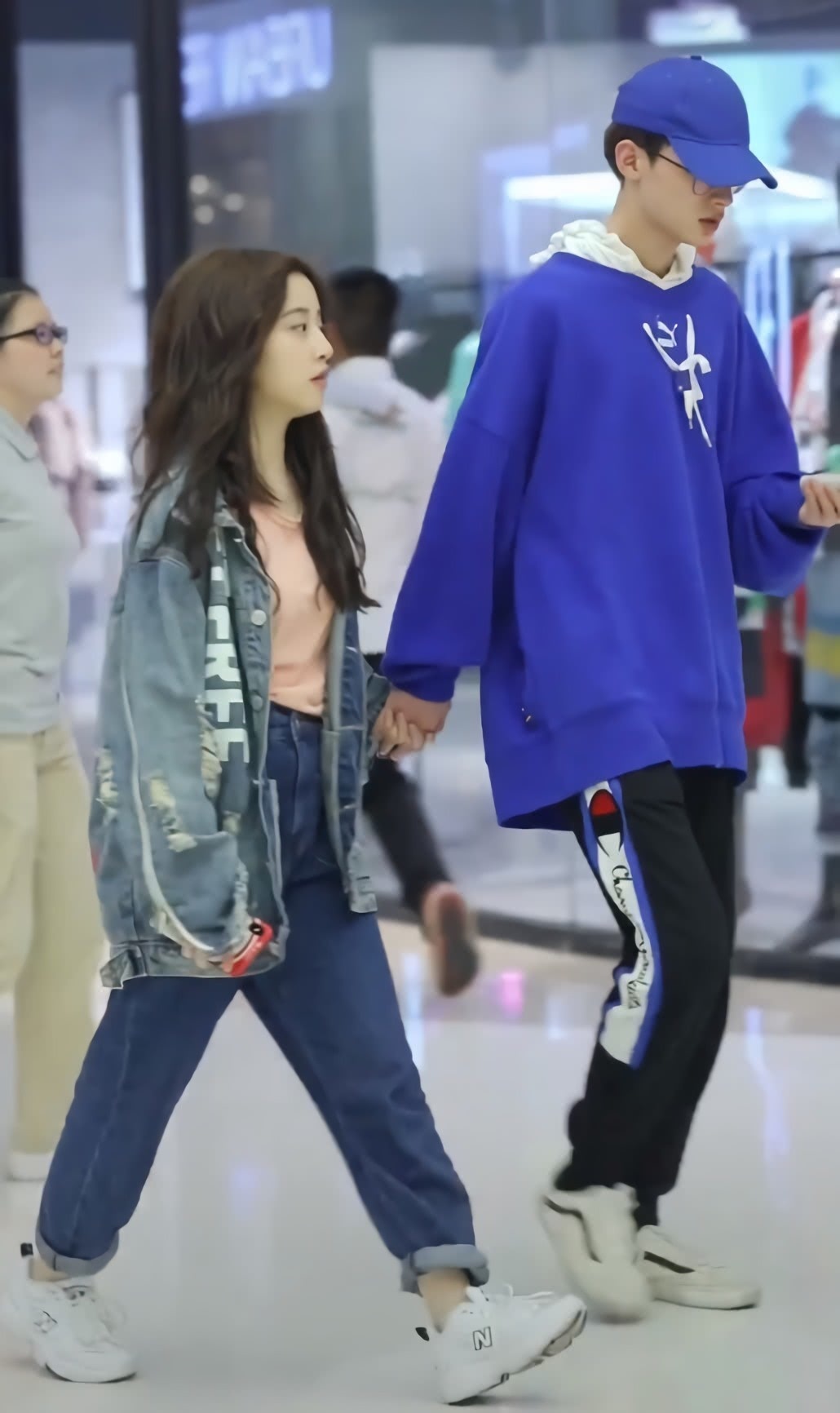 长发披肩 你还不知道吗匡威落后了,街头悄悄火了“N字鞋”,仙女穿的!