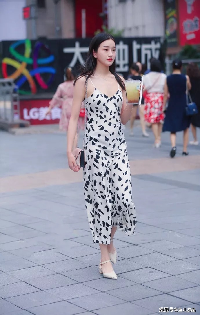 女性出街穿搭高跟鞋,秀出自己的美好的身姿