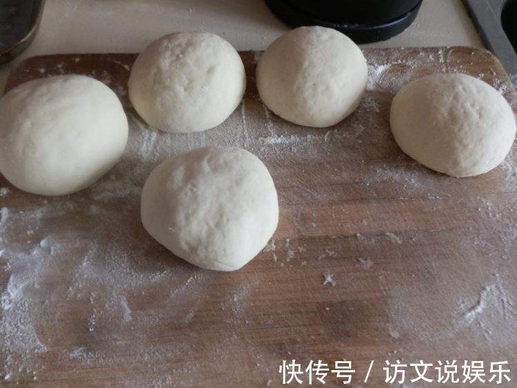 发面时,只放酵母是大忌!多加“3样”,9分钟溢盆,比面包还香