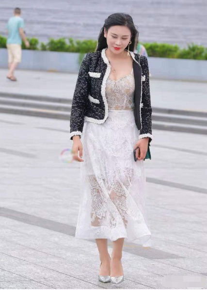 气质|白色蕾丝连衣裙搭配黑色白色斑点外套,轻薄透气,层次感十足