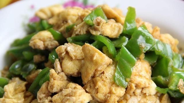 鸡蛋|这才是鸡蛋最爽的吃法，加点它炒一炒，味道更香，吃起来更下饭