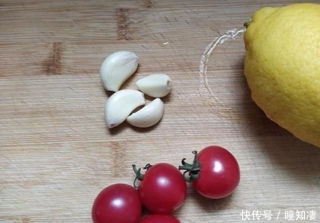 小番茄|都说鸡胸肉脂肪低热量低,分享新吃法不炒不炸,味道清爽冰凉