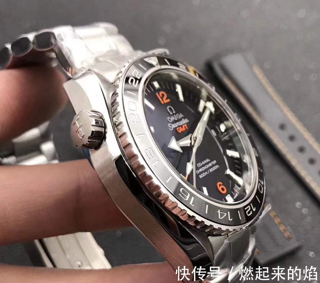 色差 VS厂欧米茄海马600GMT双时区复刻表真假对比一眼假吗!