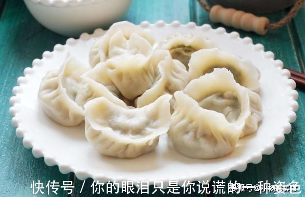 煮饺子时,不可水开就下锅,多加1步,饺子好吃还不破皮