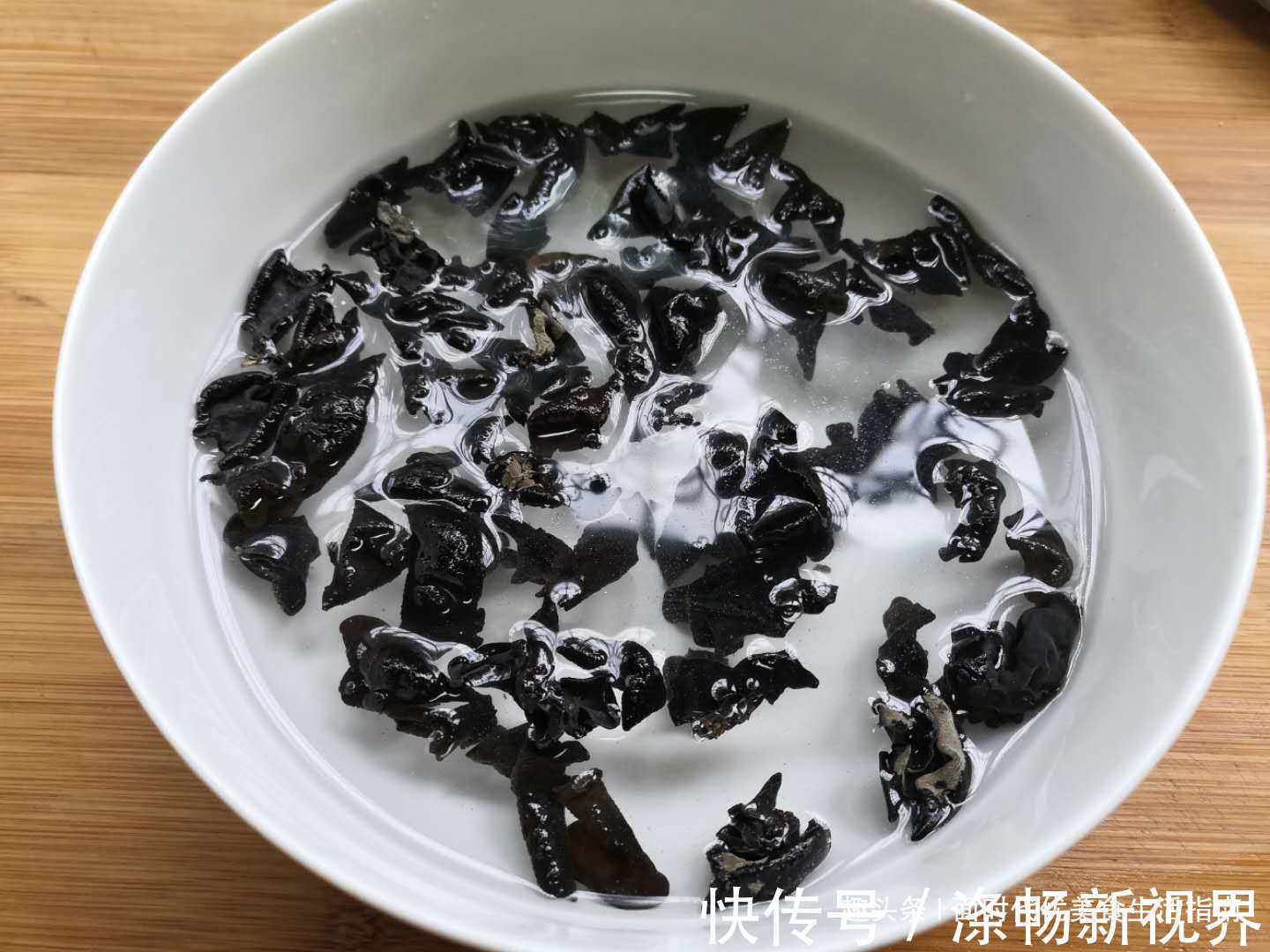面糊|木耳新吃法,3分钟就出锅,咸香酥脆,比肉还好吃,饭店都吃不到
