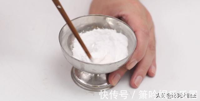一滴水|白墙脏了不用重新刷,墙壁上抹一点,简单擦一擦就干净,省力省事