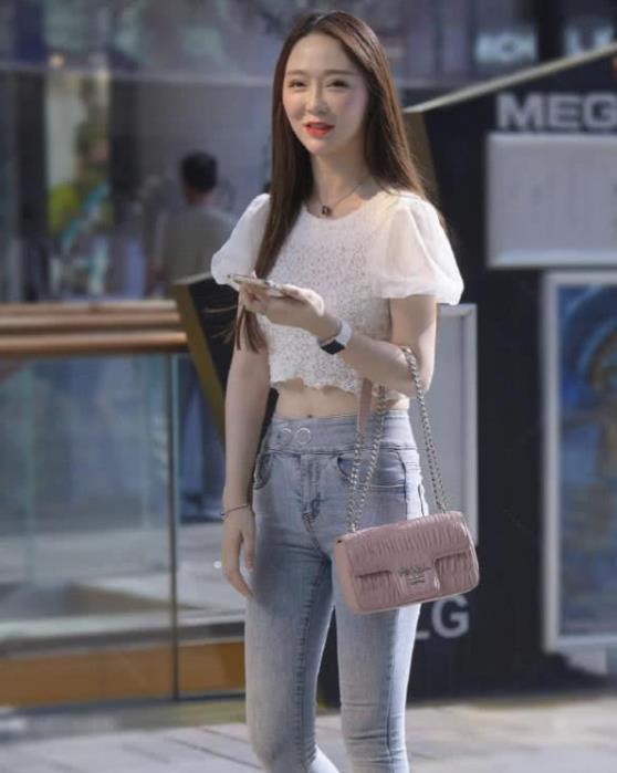 街拍:小姐姐身材玲珑,牛仔裤搭配修身背心,简洁大方美观