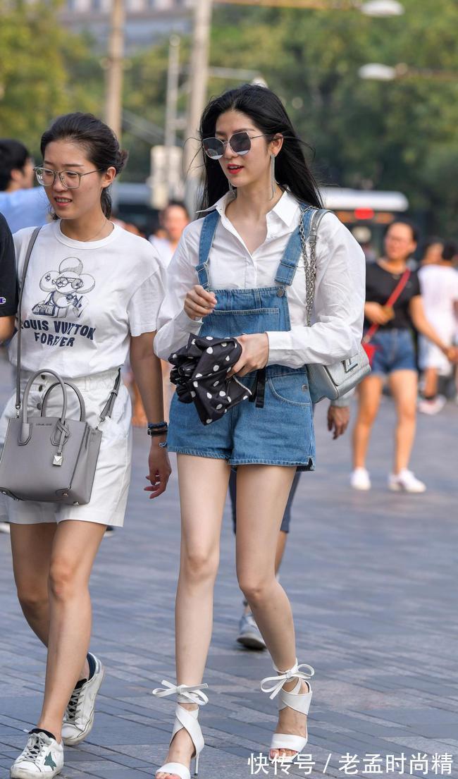高跟 小姐姐着白衬衫加牛仔短裤,搭配绑腿高跟凉鞋,青春又显身材