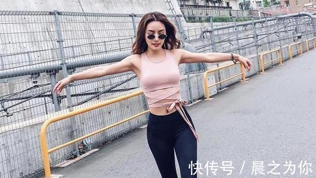 紧身 时尚穿搭：时髦美丽的打底裤美女，女神的魅力脱颖而出！