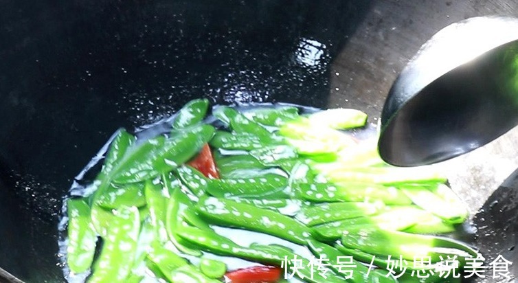 清炒荷兰豆不要直接下锅炒，大厨教你一招，色泽翠绿，营养不流失