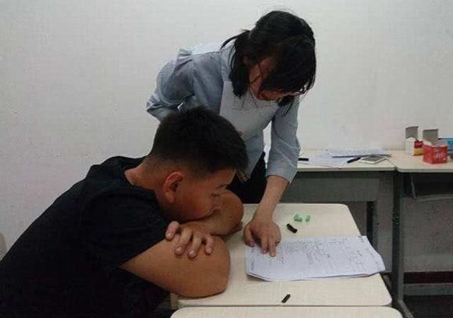 老师|熊孩子上课开小差,在课本上乱涂乱画,老师杜甫都要被你气活了