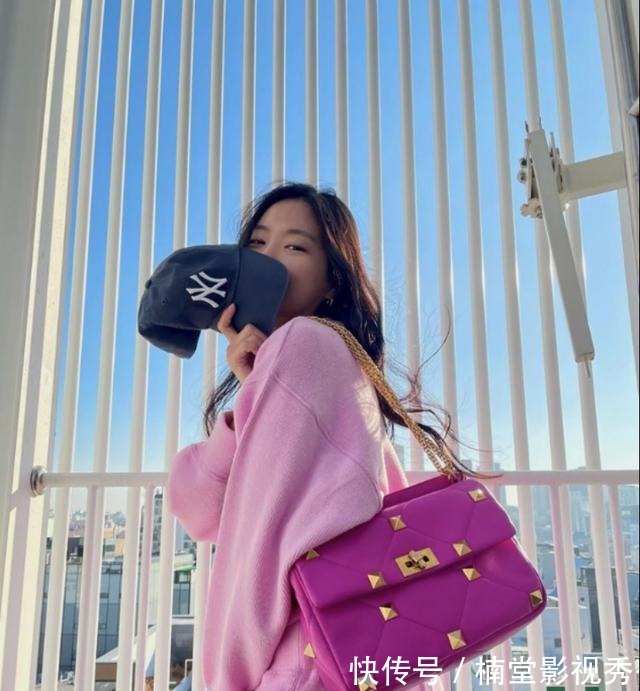 valentino 偷师INS网红的时髦拍照秘诀,原来是因为背了这只包!