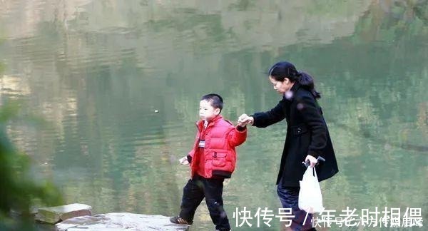 鸡蛋|5岁娃打碎一兜鸡蛋,超市要求10倍赔偿,宝妈做法店员哑口无言