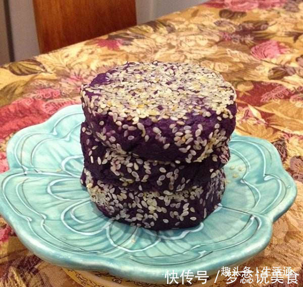 一种养生紫薯饼，不用放糖也不用放淀粉，做出来口感也是不错的