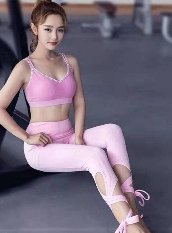 街拍性感紧身打底裤小姐姐,增加清新感