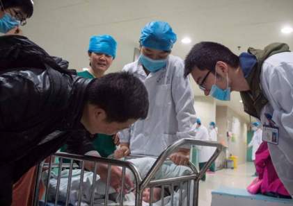 女儿|二胎妈妈半夜生娃,5岁女儿独自守在产房外,护士询问后潸然泪下