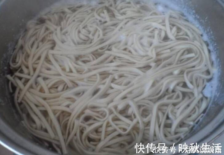 开面馆的哥哥“说漏嘴”，面条要这么煮才香，很多人就差这一步！