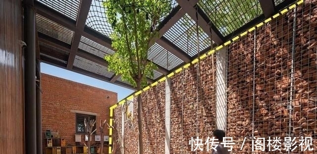 翻新|老宅翻新,用拆下来的红砖搭建4m高围墙,废旧瓦片铺地,结实耐看