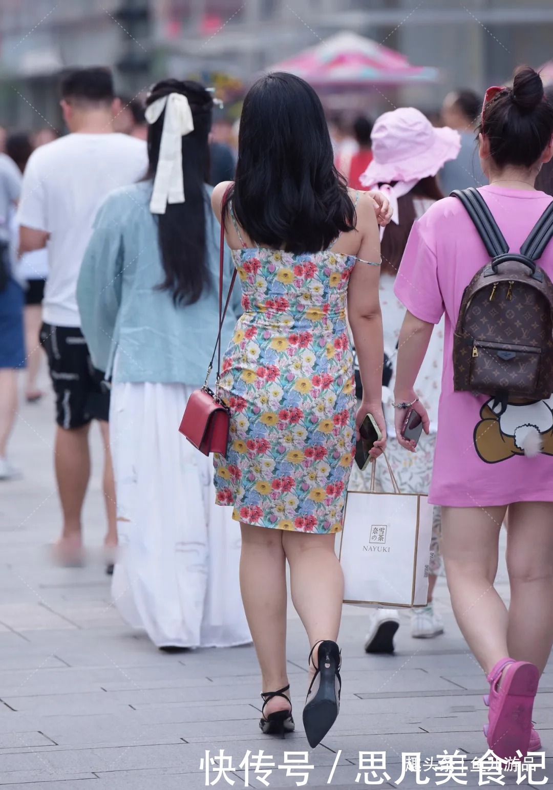 美女|街拍:红黄蓝三色放在美女吊带连衣裙中,花朵图案格外吸睛