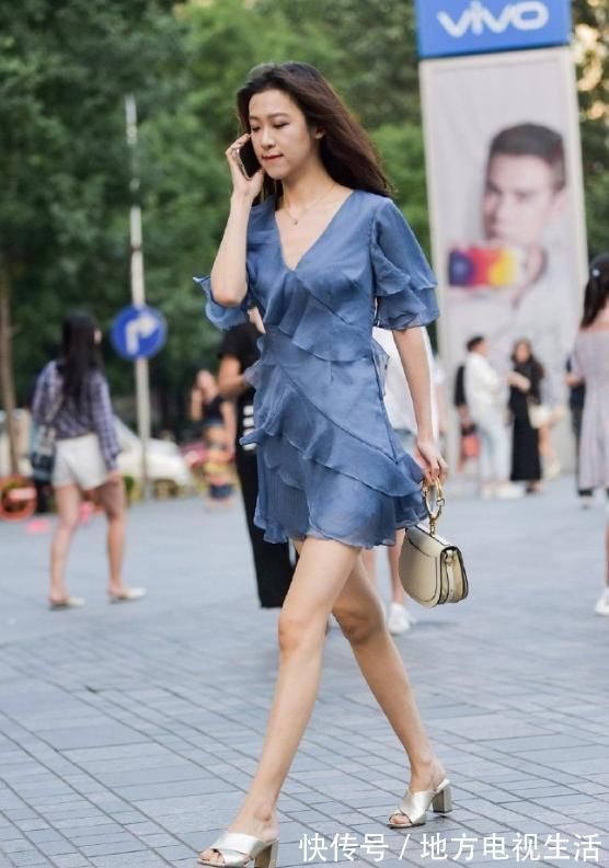 美女|美女是不是都想好了，这荷叶裙再胖20斤也能穿